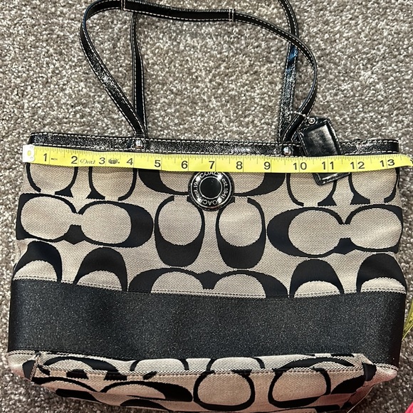 Coach signature jacquard logo stripe handbag purse. Black beige. Patent detail. - Picture 10 of 12